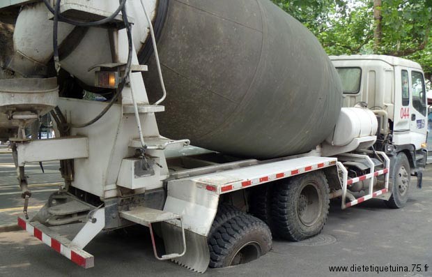 Une bouche à égout cède sous le poids d'un camion Bouchee à égout cassée par un camion