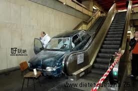 Voiture dans un escalator Voiture dans un supermarché dans un escalier mécanique