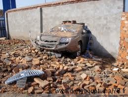Voiture transperçant un mur en Chine Voiture passant au travers d'un mur