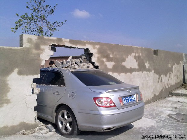 recherche d' un parking accident de voiture percution d'un mur