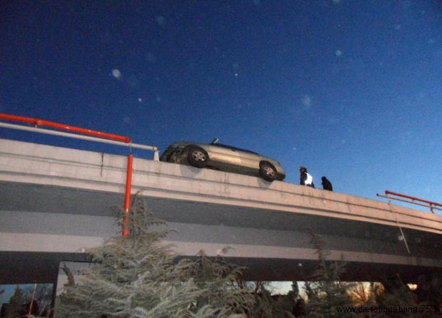 Voiture sur glissière en béton Accident de voiture sur autoroute