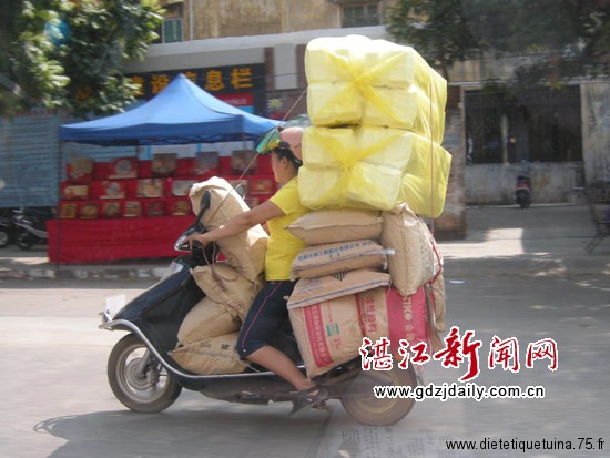 Scooter chinois amenant quelques provisions... Les scooters en chine très chargés