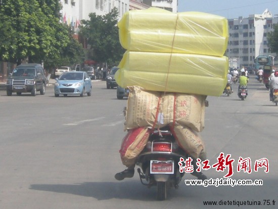 Scooter toujours très chargé en Chine Scooter chinois