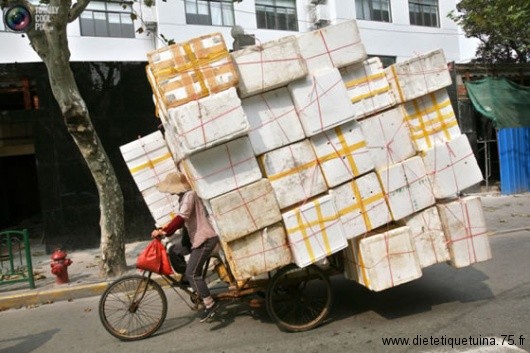 Un tricycle aussi gros qu'une camionnette Tricycle chinois très chargé