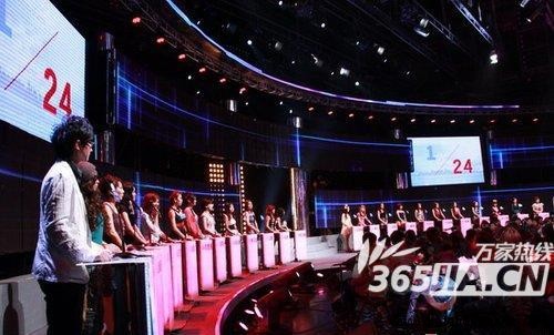 Vue d'ensemble des 24 candidates du jeu chinois Fei Cheng Wu Rao Les 24 jeunes chinoises d'un jeu télévisé