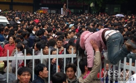 Cohue devant les gares chinoises Beaucoup de monde devant les gares de Chine