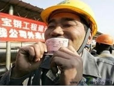Ouvrier montrant sa joie d'avoir un billet de train On est content d'avoir un billet de train en Chine