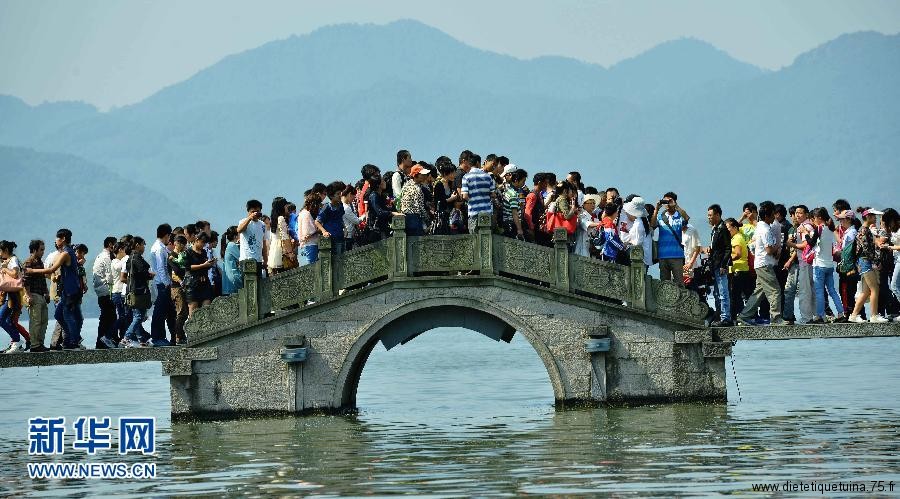 Pont bondé lors de la fete nationale chinoise Pont noir de monde lors de la fete nationale chinoise