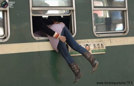 Comment monter dans un train saturé de personne Monter dans un train par la fenêtre