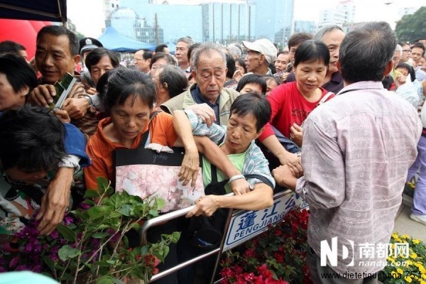 Attroupement au plus prés des barrières Bousculades en Chine