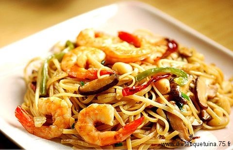 Plat de nouilles chinoises avec des crevettes